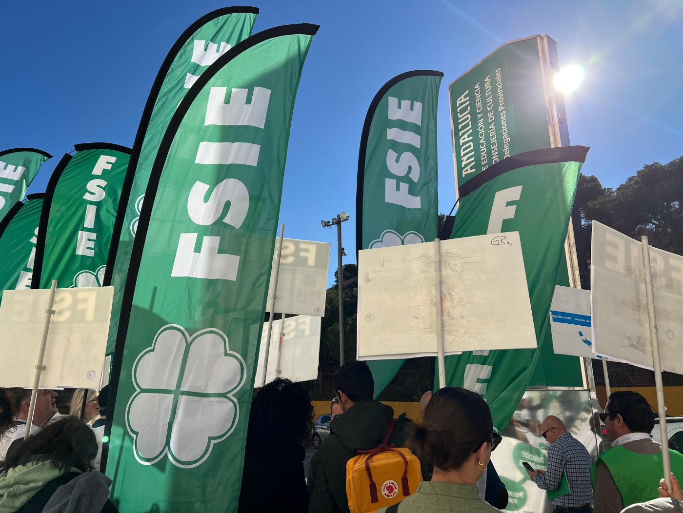 FSIE_Andalucía_se_concentra_en_Almería_para_pedir_la_eliminación_del_periodo_de_carencia_en_las_sustituciones_del_profesorado_en_centros_concertados_1.jpg