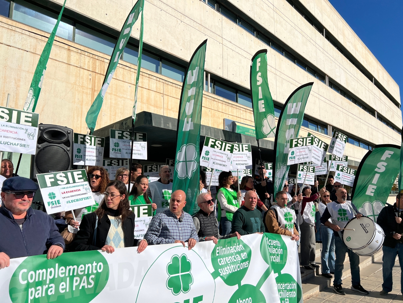 FSIE_Andalucía_se_concentra_en_Almería_para_pedir_la_eliminación_del_periodo_de_carencia_en_las_sustituciones_del_profesorado_en_centros_concertados_2.jpg