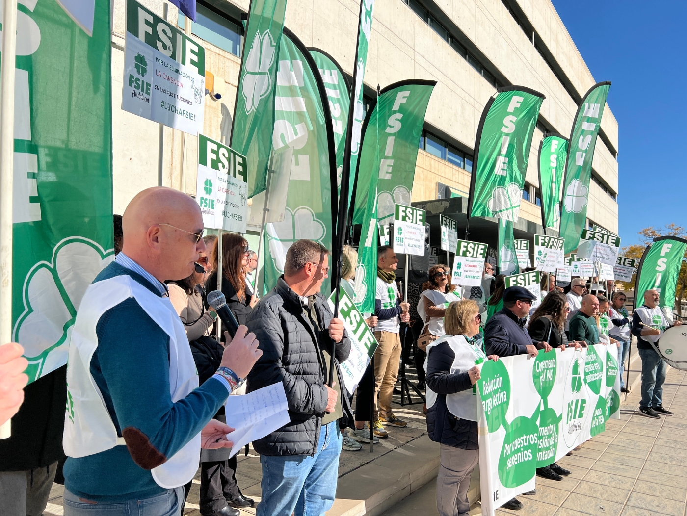 FSIE_Andalucía_se_concentra_en_Almería_para_pedir_la_eliminación_del_periodo_de_carencia_en_las_sustituciones_del_profesorado_en_centros_concertados_3.jpg