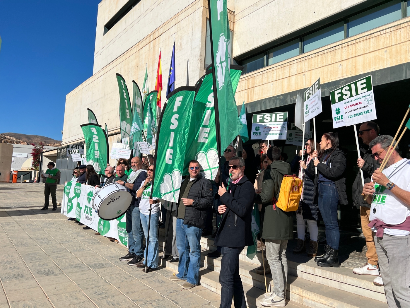 FSIE_Andalucía_se_concentra_en_Almería_para_pedir_la_eliminación_del_periodo_de_carencia_en_las_sustituciones_del_profesorado_en_centros_concertados_6.jpg