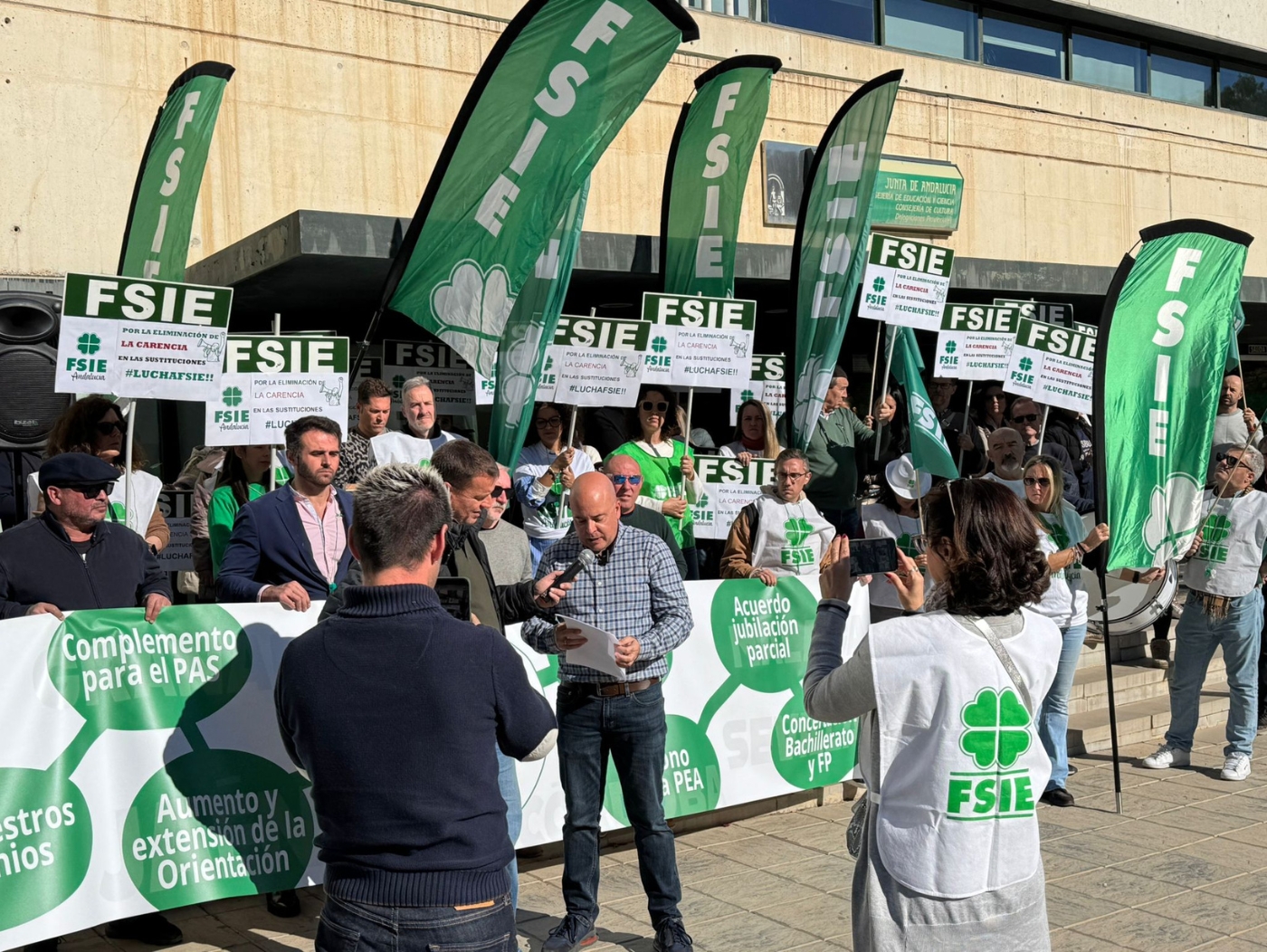 FSIE_Andalucía_se_concentra_en_Almería_para_pedir_la_eliminación_del_periodo_de_carencia_en_las_sustituciones_del_profesorado_en_centros_concertados_Rafael_Martínez_FSIE_Andalucía.jpg