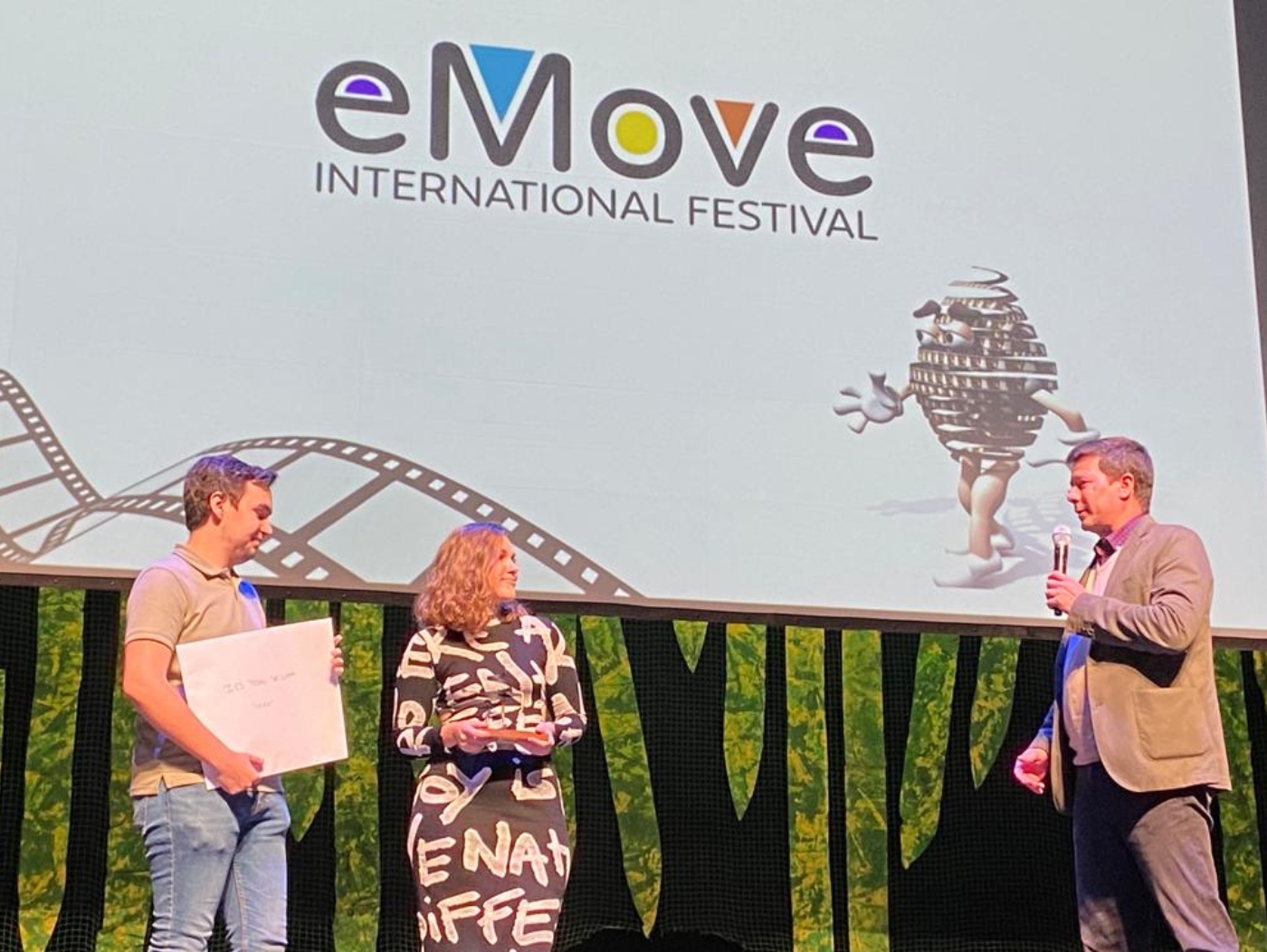 Jose María Méndez secretario de Formacion de FSIE entrega premio en el EMOVE Festival 2023
