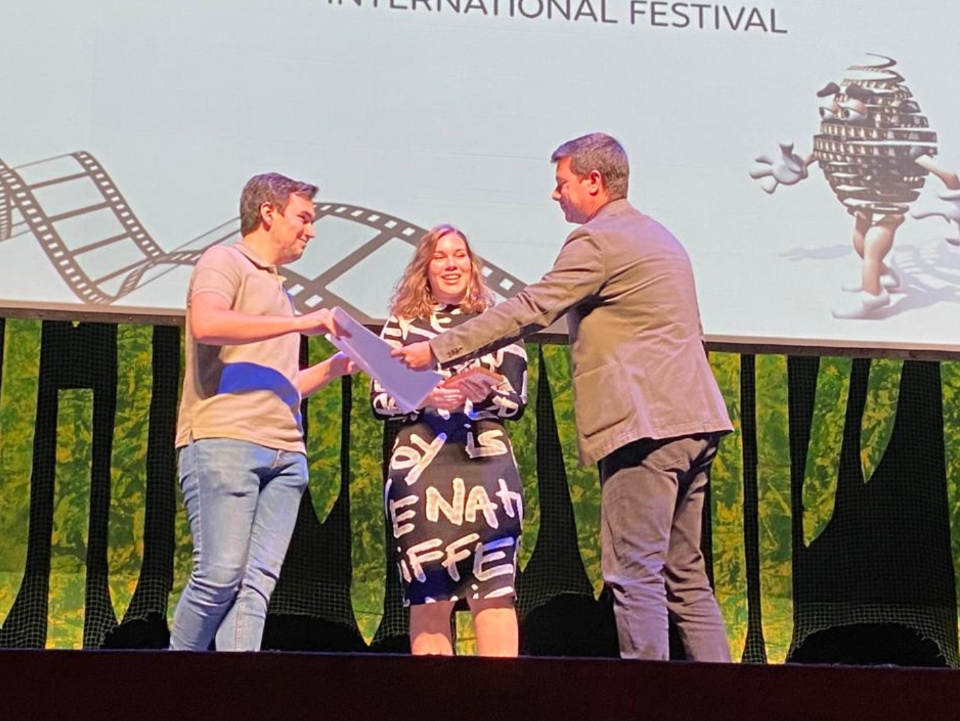 Jose María Méndez secretario de Formacion de FSIE entrega premio en el EMOVE Festival 2023 2