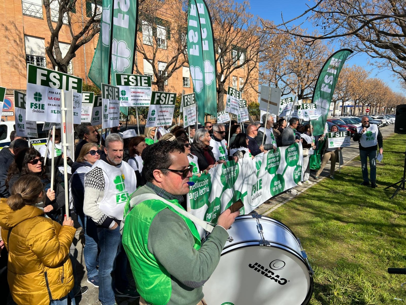 2025.02Feb.06 FSIE Andalucía se concentra en Sevilla para pedir el aumento y extensión de horas en todas las etapas educativas en la enseñanza concertada 3