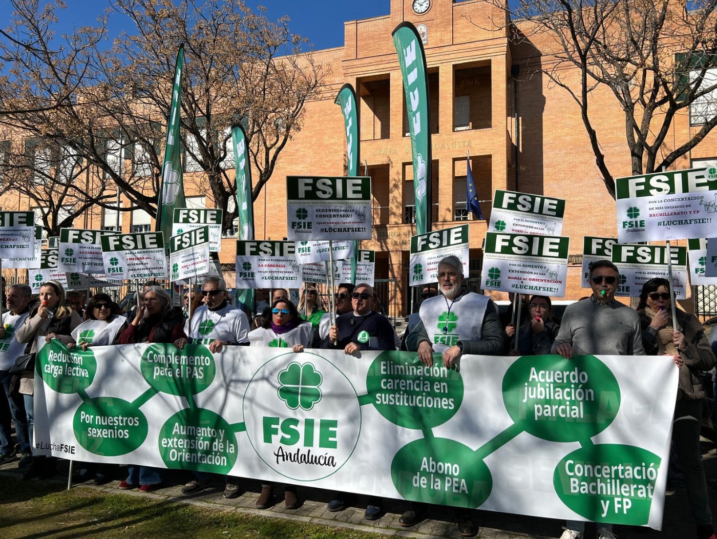 2025.02Feb.06 FSIE Andalucía se concentra en Sevilla para pedir el aumento y extensión de horas en todas las etapas educativas en la enseñanza concertada 8