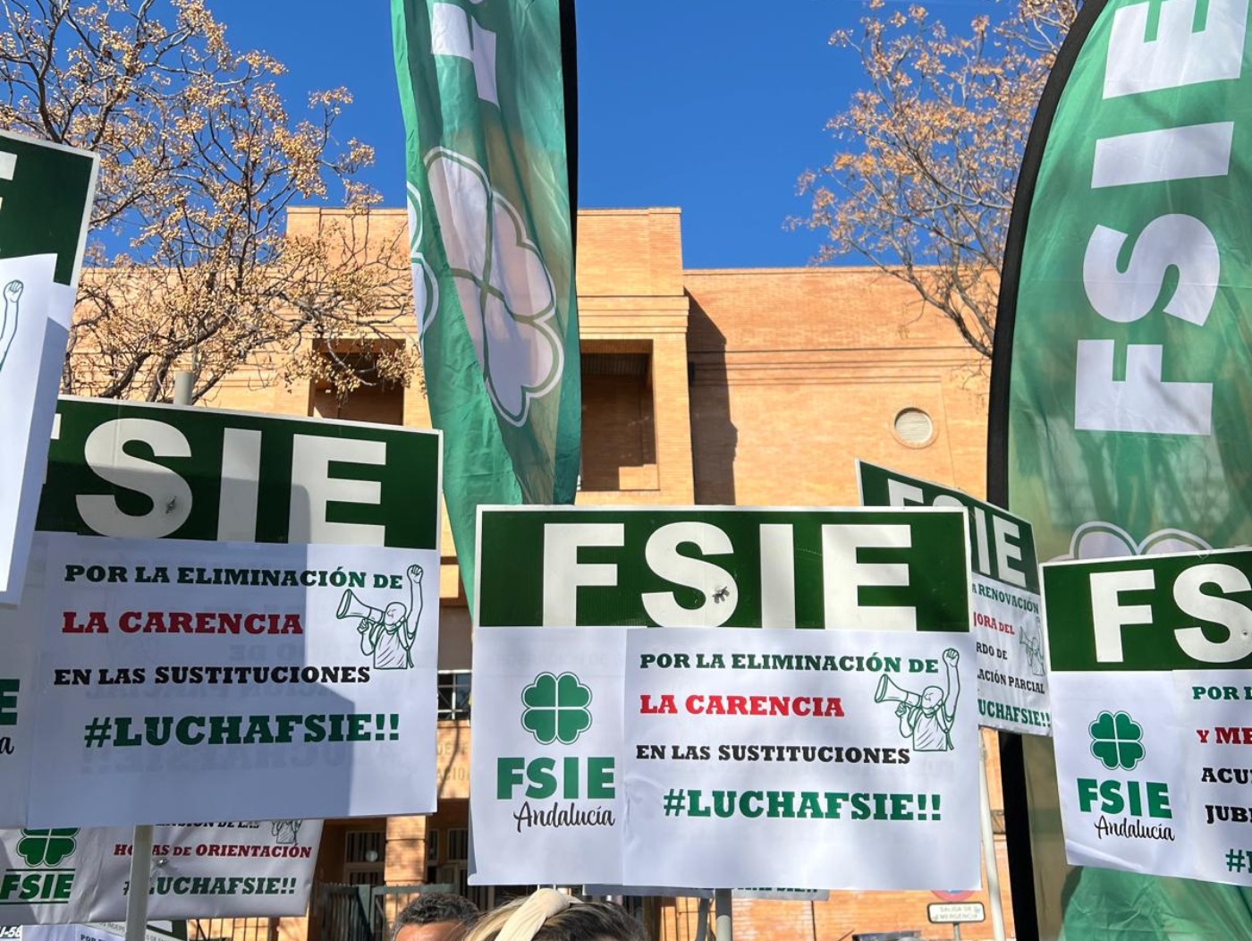 2025.02Feb.06 FSIE Andalucía se concentra en Sevilla para pedir el aumento y extensión de horas en todas las etapas educativas en la enseñanza concertada pancarta
