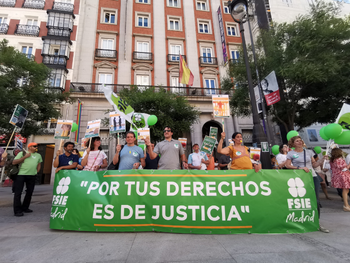 FSIE Comunidad Madrid entrega firmas a la Consejeria de Educacion en favor de la enseñanza concertada