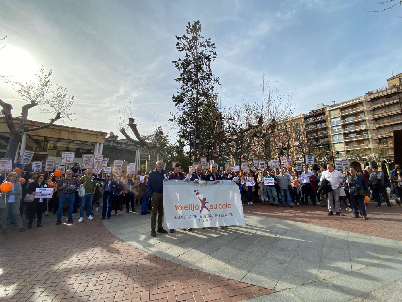 FSIE La Rioja concentración con la Plataforma Libertad Enseñanza La Rioja para protestar por la excesiva carga lectiva y la financiacion insuficiente Rioja2 3