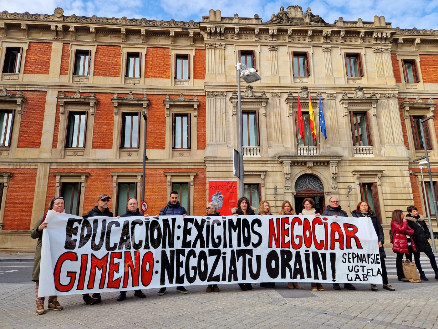 SEPNA FSIE y otros sindicatos navarros se concentran frente al Parlamento para denunciar la actitud de desidia por parte del consejero Carlos Gimeno con los trabajadores del sector