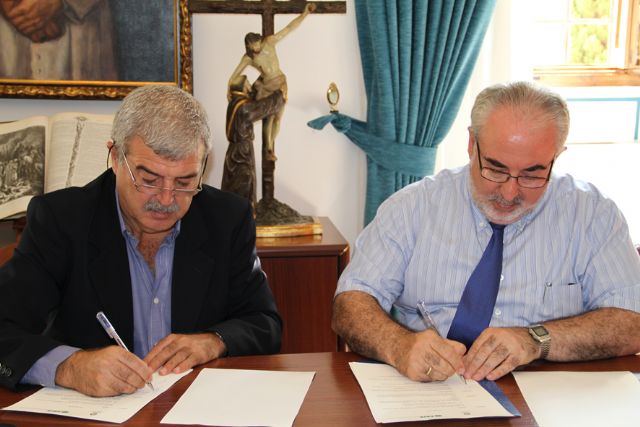 D. Juan Pedro Hurtado, Secretario General de FSIE Región Murcia (izda.) y D.  José Luis Mendoza, Presidente de la UCAM (dcha.) durante la firma del convenio.